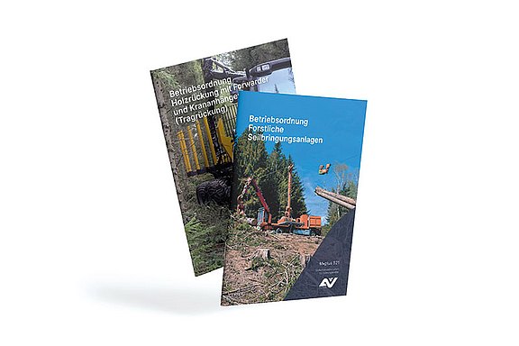 Zwei Broschüren mit forstwirtschaftlichen Themen stehen leicht überlappend vor grauem Hintergrund. Die Titel behandeln Holzrückung und Seilbringungsanlagen. Auf den Titelbildern sind schwere Maschinen, Waldarbeiten und gefällte Baumstämme sichtbar dargestellt.