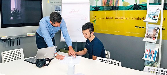 Markus Lindner mit Lehrling im Büro bei einer Besprechung