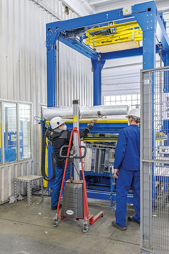 Frau und Mann bei der Arbeit mit einem elektrischen Hubwagen