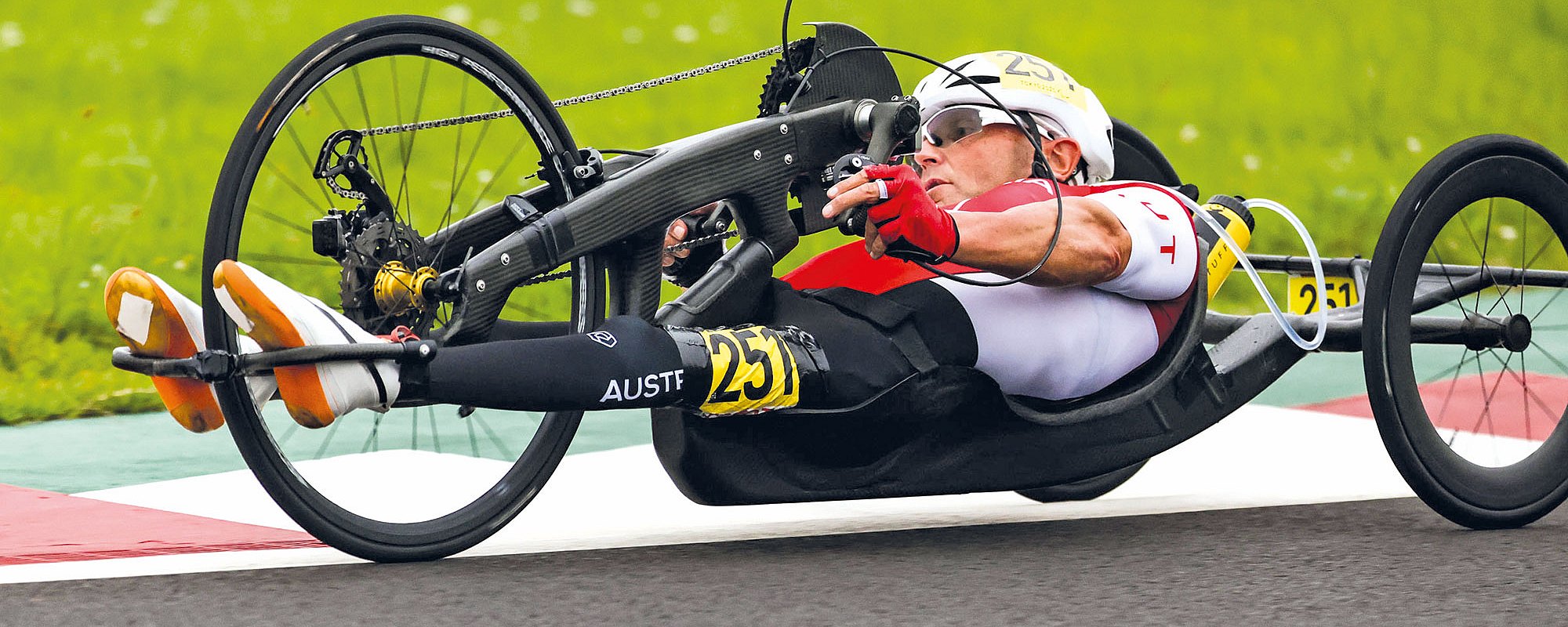 Walter Ablinger auf seinem Speed-Handbike liegend auf einer Rennstrecke bei einem Wettkampf